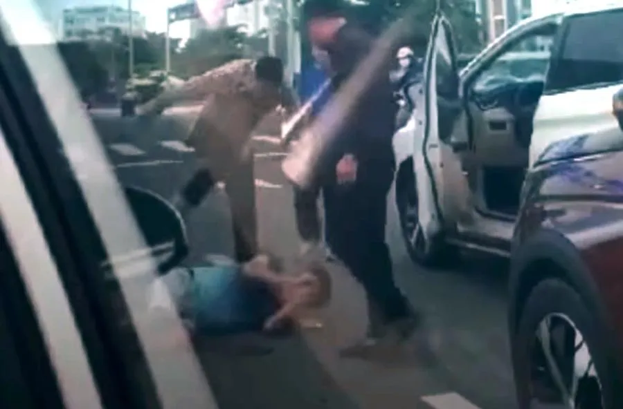 Nhóm người đàn ông dùng chân đạp nạn nhân. Ảnh: Cắt từ clip Nhóm người đàn ông dùng chân đạp nạn nhân. Ảnh: Cắt từ clip