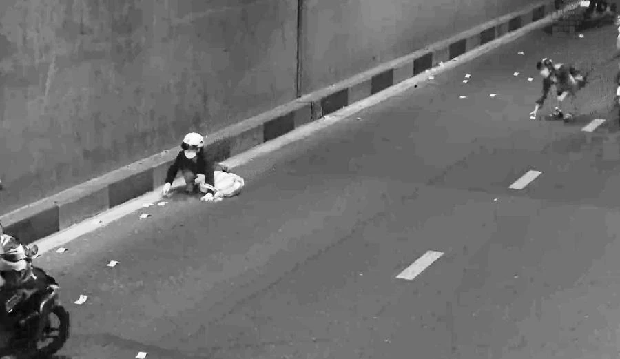 Người đi đường giúp sức nhặt tiền giúp mẹ con hành nghề bán gia cầm. Anh3: Cắt từ clip