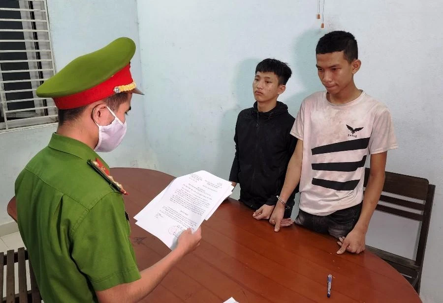 Công an đọc lệnh bắt tạm giam hai nghi phạm. Ảnh: H.H Công an đọc lệnh bắt tạm giam hai nghi phạm. Ảnh: H.H