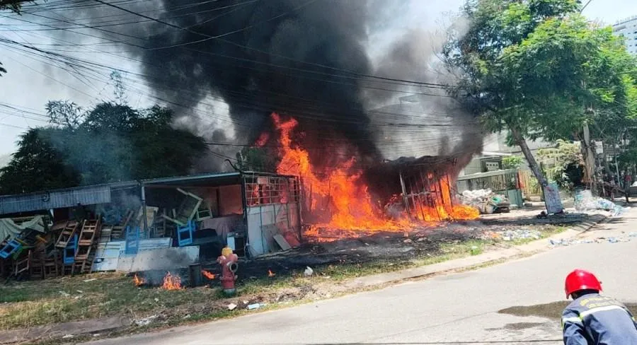 Khói lửa bốc lên nghi ngút. Ảnh: H.H Khói lửa bốc lên nghi ngút. Ảnh: H.H