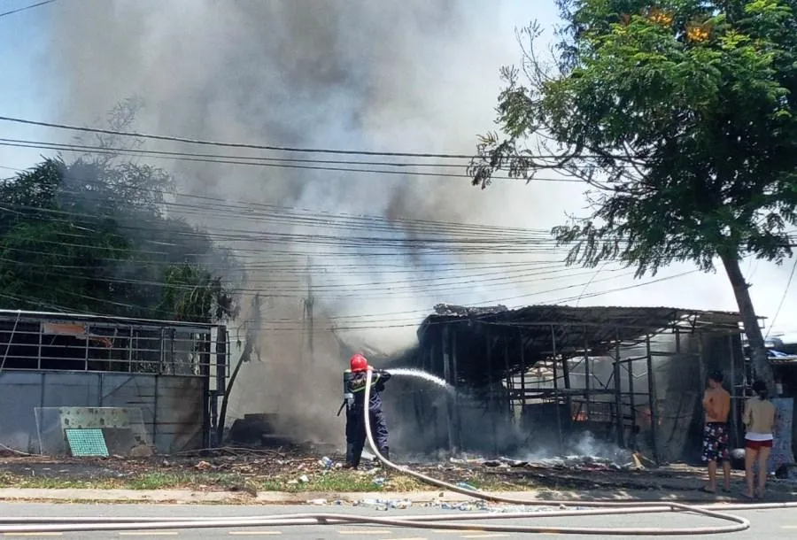 Lực lượng chức năng nổ lực dập tắt đám cháy. Ảnh: H.H Lực lượng chức năng nổ lực dập tắt đám cháy. Ảnh: H.H