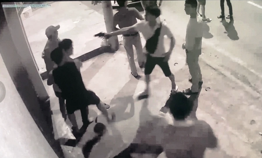 Nam thanh niên dùng một vật giống súng chỉa vào phía anh Tài. Ảnh: H.H