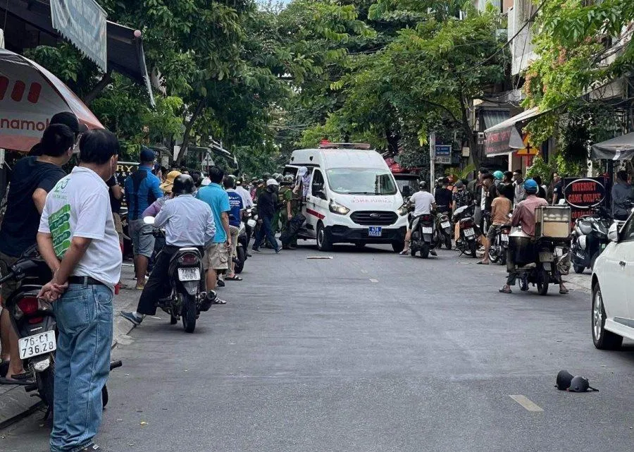 Xe cấp cứu đưa nam thanh niên đến bệnh viện nhưng sau đó anh ta bỏ trốn. Ảnh: H.H Xe cấp cứu đưa nam thanh niên đến bệnh viện nhưng sau đó anh ta bỏ trốn. Ảnh: H.H