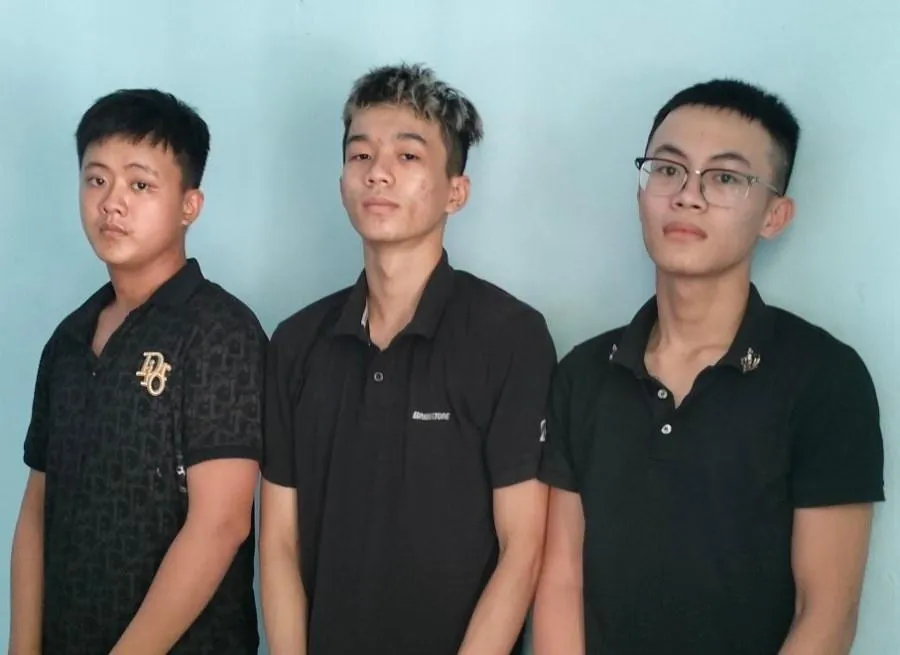 Ba trong bảy nghi phạm bị bắt khẩn cấp. Ảnh: H.H