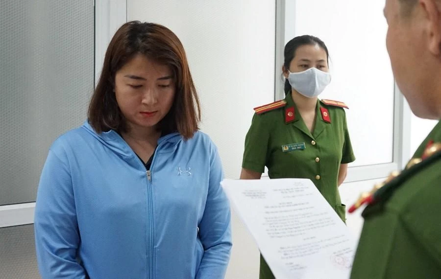 Công an thực hiện lệnh bắt tam giam nghi phạm Lê Thị Thảo Nguyên. Ảnh: H.H