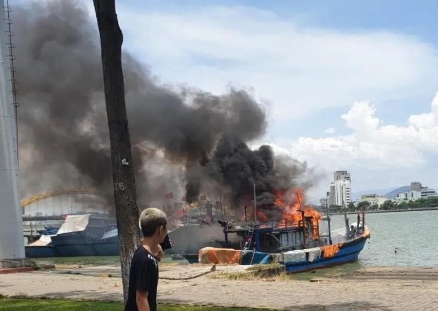 Hai tàu cá bốc cháy ngùn ngụt khi đang neo đậu. Ảnh: H.H