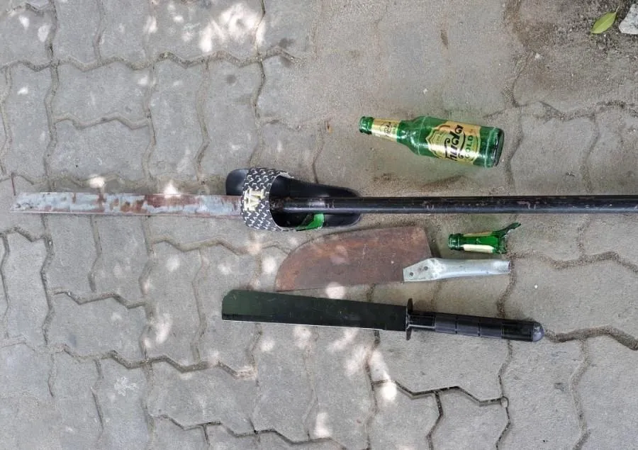 Một số hung khí trong vụ hỗn chiến. Ảnh: H.H Một số hung khí trong vụ hỗn chiến. Ảnh: H.H