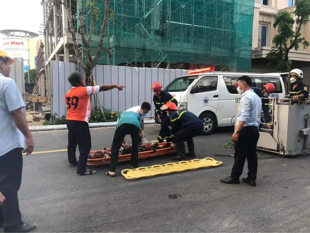 Lực lượng chức năng đưa những nạn nhân xuống đất. Ảnh: NGÔ QUANG