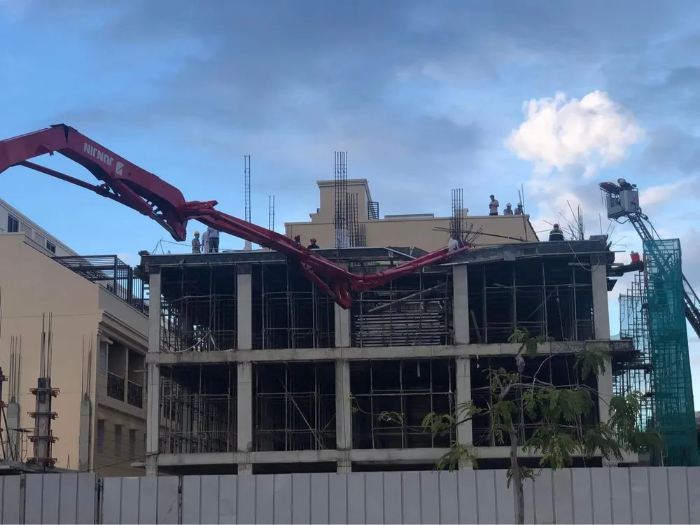 Cần cẩu bơm bê tông gãy, đè lên công trình. Ảnh: NGÔ QUANG