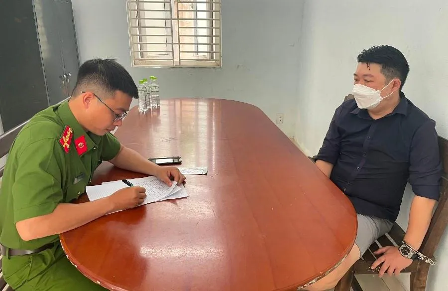 Người đàn ông lái xe tông vào lực lượng 911 tại cơ quan công an. Ảnh: H.H Người đàn ông lái xe tông vào lực lượng 911 tại cơ quan công an. Ảnh: H.H