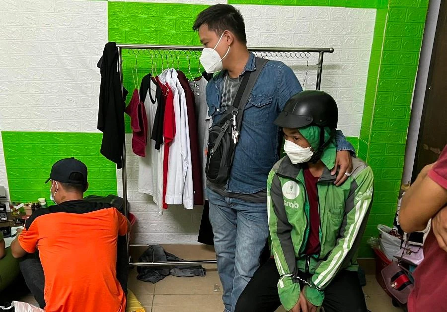 Các chiến sĩ Cảnh sát Hình sự bắt giữ nghi phạm Trần Phạm Phước Thành và khám xét nhà trọ. Ảnh: H.H