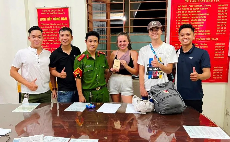 Nữ du khách vui mừng nhận lại hộ chiếu từ công an. Ảnh: H.H Nữ du khách vui mừng nhận lại hộ chiếu từ công an. Ảnh: H.H