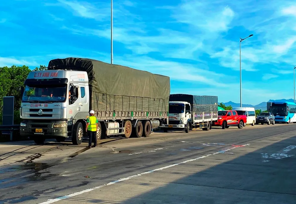 Các xe xếp hàng dài chờ được dán thẻ.