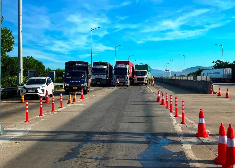 Có lúc các xe chờ dán thẻ và xe lùi lại nhiều khiến các làn vào trạm bị kẹt.