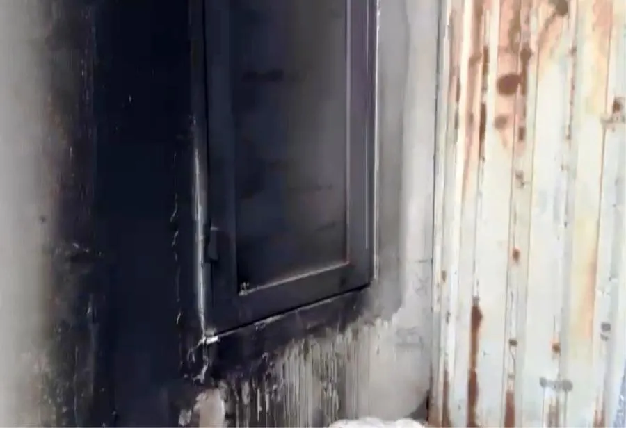 Cửa nhà chị H bị cháy xém có lỗ khoan phía dưới bên trái. Ảnh: H.H Cửa nhà chị H bị cháy xém có lỗ khoan phía dưới bên trái. Ảnh: H.H