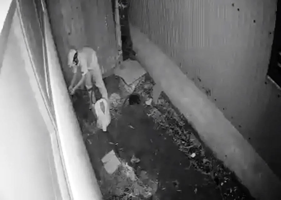 Hình ảnh người đàn ông khoan lỗ và nhiên liệu vào trong nhà. Hình ảnh người đàn ông khoan lỗ và nhiên liệu vào trong nhà.