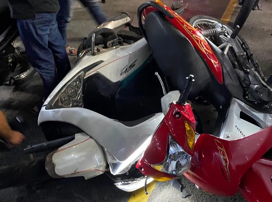 Xe của hai thanh niên tông vào xe của lực lượng 911 khiến cả hai xe ngã nhào. Ảnh: H.H Xe của hai thanh niên tông vào xe của lực lượng 911 khiến cả hai xe ngã nhào. Ảnh: H.H