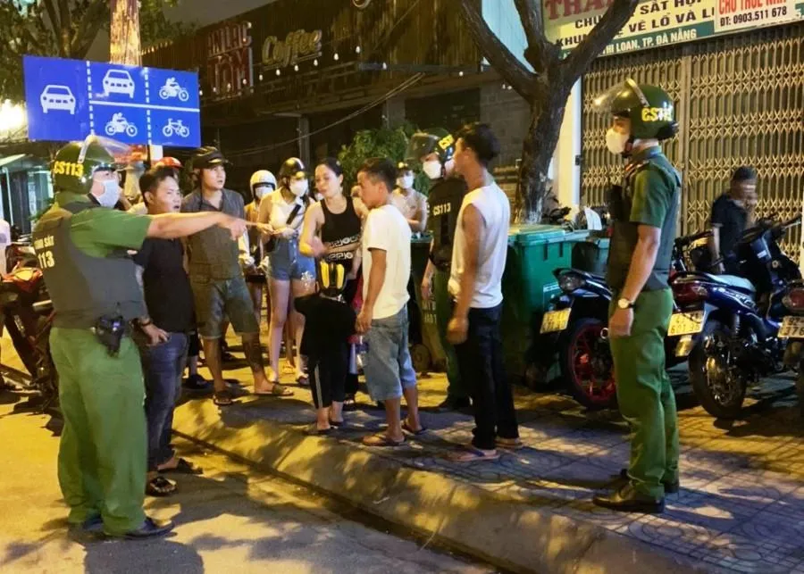 Cảnh sát 113 ngăn chặn vụ việc. Ảnh: H.H Cảnh sát 113 ngăn chặn vụ việc. Ảnh: H.H