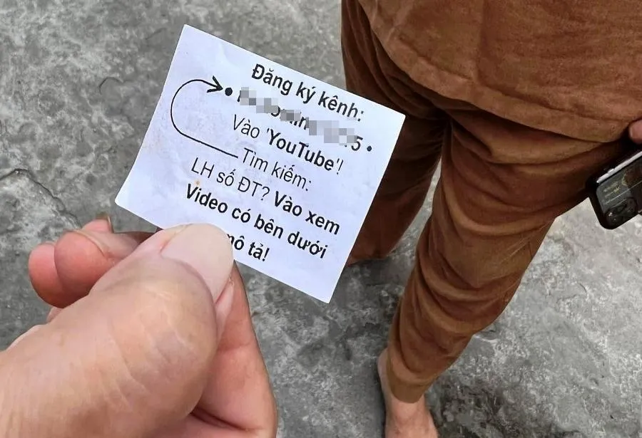 Mẫu giấy đề nghị người dân đăng ký kênh YouTube mà nam thanh niên để lại cạnh ổ khóa.