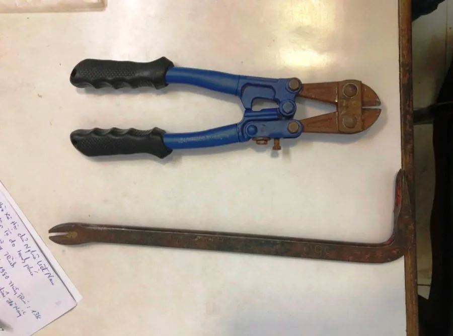 Các dụng cụ mà hai nghi phạm luôn sẳn sàng trong xe mỗi khi ra đường. Ảnh: H.H