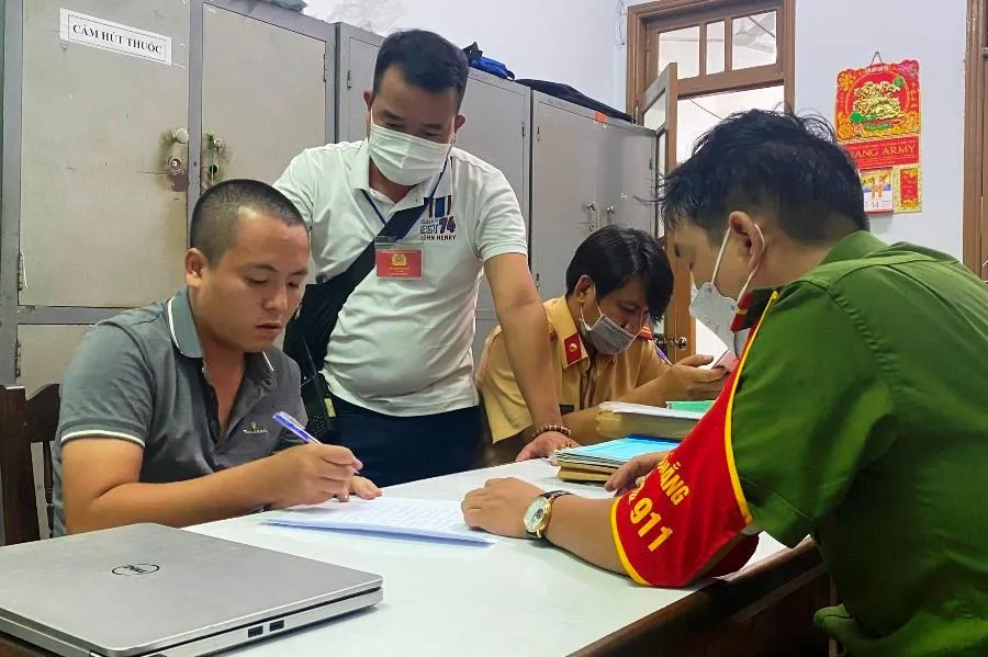 Nghi phạm Lưu Thành Long (bìa trái) tại cơ quan công an. Ảnh: H.H