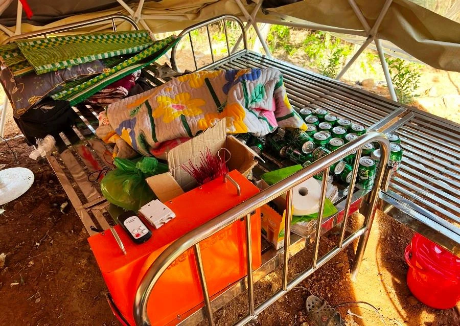 Chiếc giường và nhiều đồ dùng trong căn nhà tạm tại khu vực san ủi trái phép. Ảnh: H.H