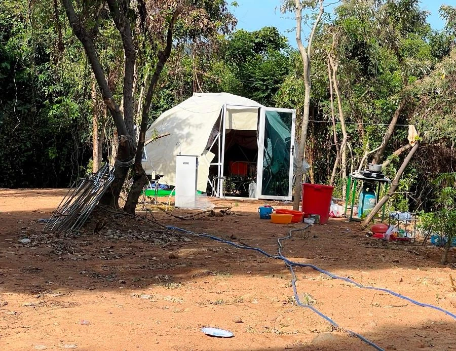 Nhà tạm dựng lên trên phần đất san ủi trái phép. Ảnh: H.H