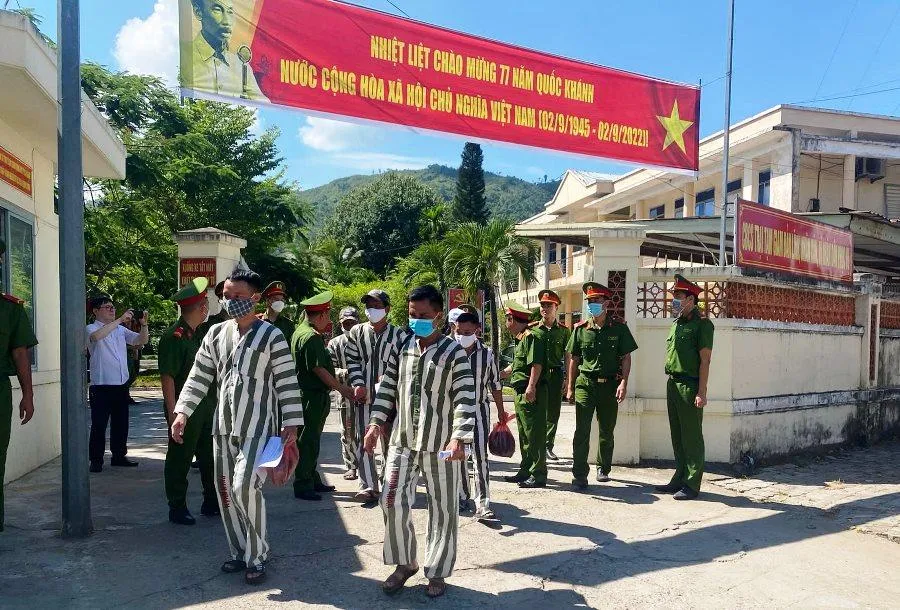 11 phạm nhân được tha tù trước thời hạn đang ra khỏi trại giam. Ảnh: H.H