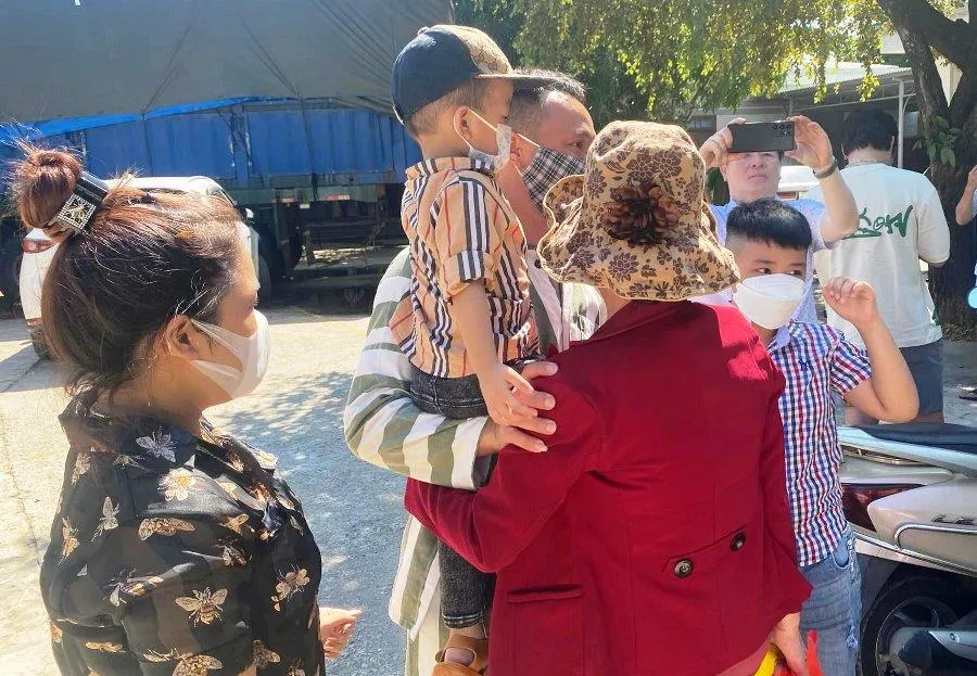 Các phạm nhân vui mừng đoàn tụ gia đình. Ảnh: H.H