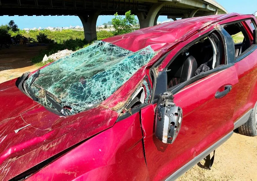 Kính ô tô vỡ vụn. Ảnh: HẢI HIẾU