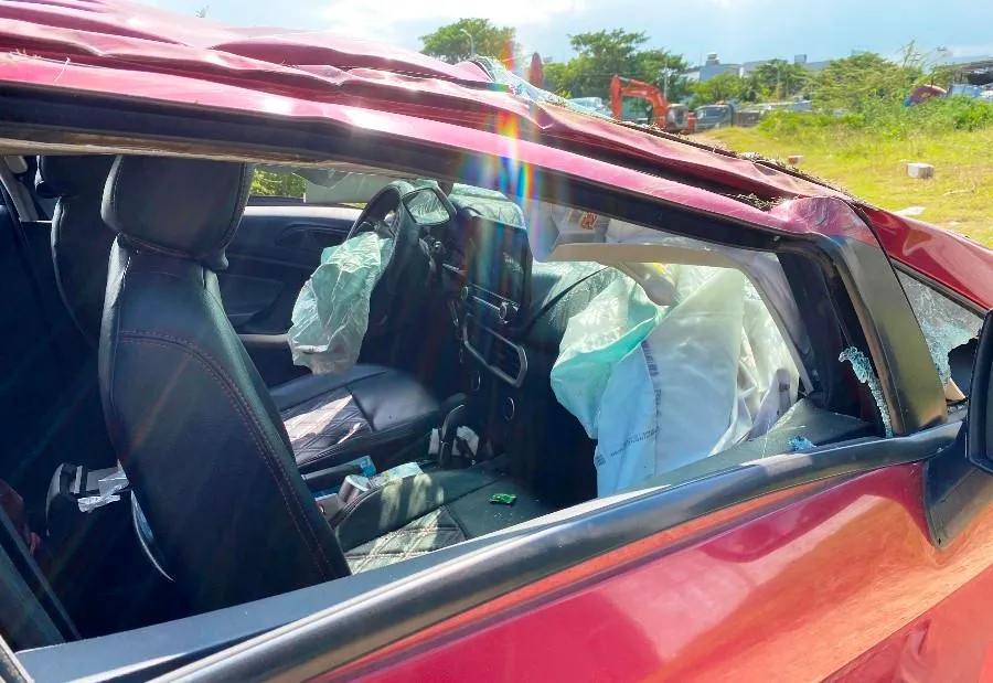 Túi khí trên ô tô bung ra. Ảnh: HẢI HIẾU