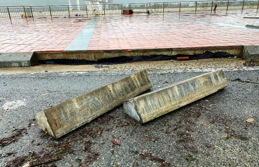 Những mảng đá to ốp vào vỉa hè bị sóng đánh bong tróc. Ảnh: HẢI HIẾU Những mảng đá to ốp vào vỉa hè bị sóng đánh bong tróc. Ảnh: HẢI HIẾU