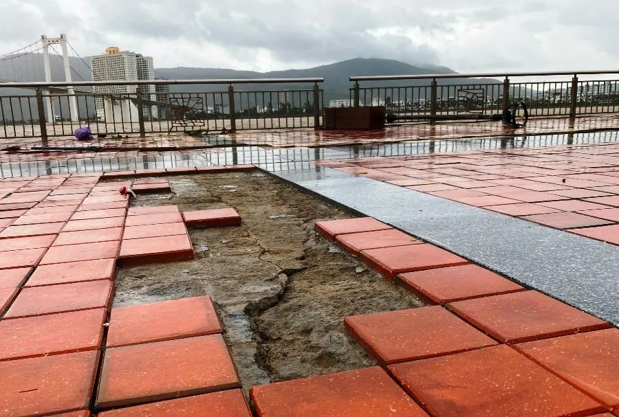 Một mảng vỉa hè bị tróc hết gạch. Ảnh: HẢI HIẾU Một mảng vỉa hè bị tróc hết gạch. Ảnh: HẢI HIẾU