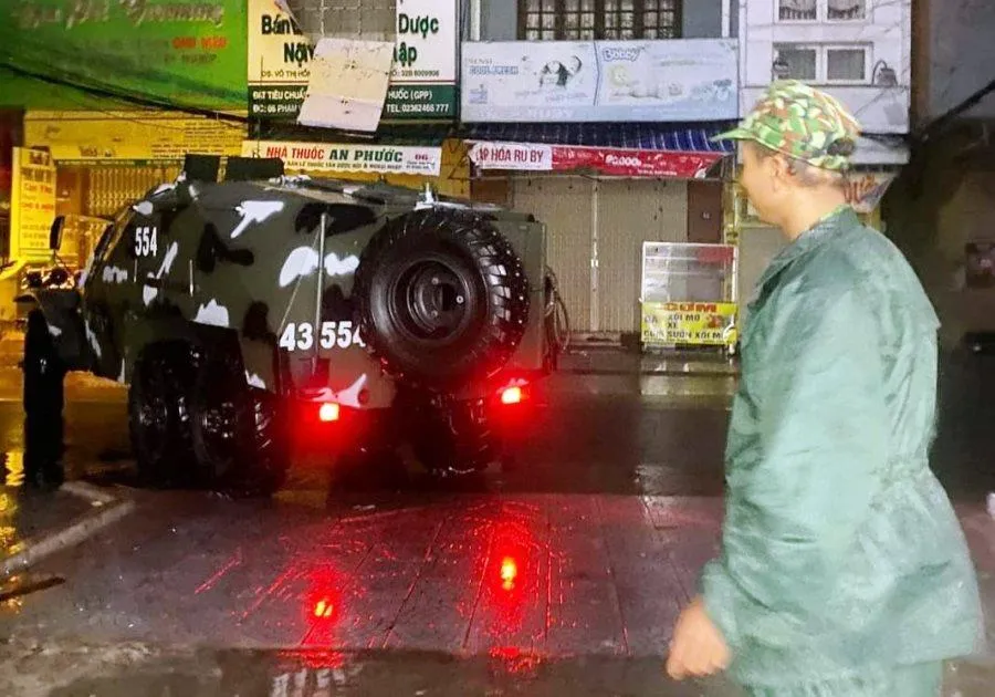Xe bọc thép đến nhà đưa sản phụ đi cấp cứu ngay lúc bão. Ảnh: H.X Xe bọc thép đến nhà đưa sản phụ đi cấp cứu ngay lúc bão. Ảnh: H.X