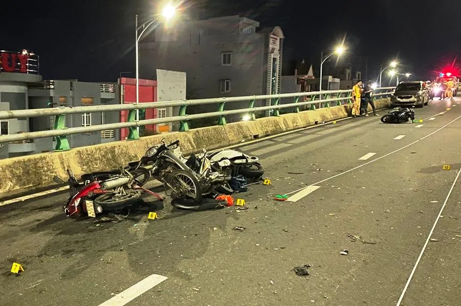 Ba xe máy bị tông trong vụ tại nạn, trong đó một xe bị tai nạn trước đó. Ảnh: HẢI HIẾU