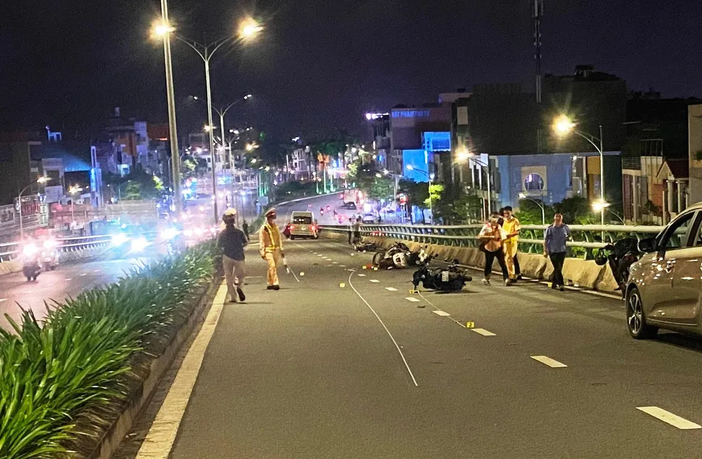 Lực lượng chức năng khám nghiệm hiện trường, điều tra nguyên nhân. Ảnh: HẢI HIẾU