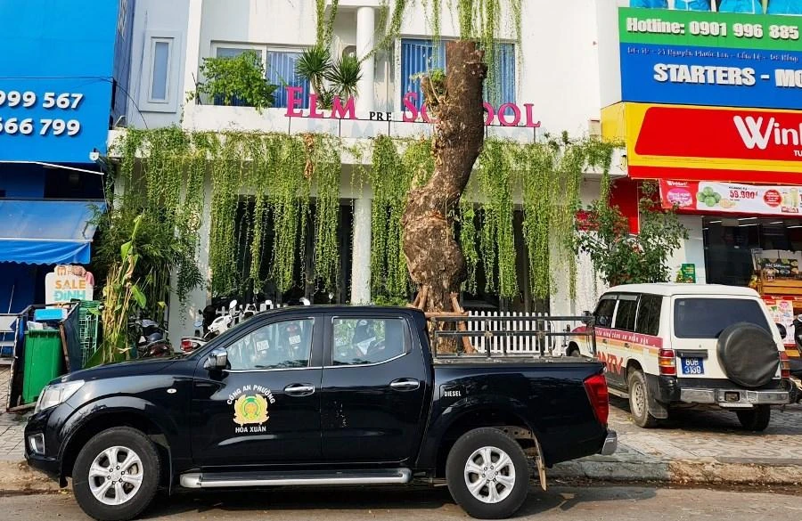 Xe của lực lượng chức năng đậu trước nhóm trẻ mầm non chiều 3-10. Ảnh: H.H