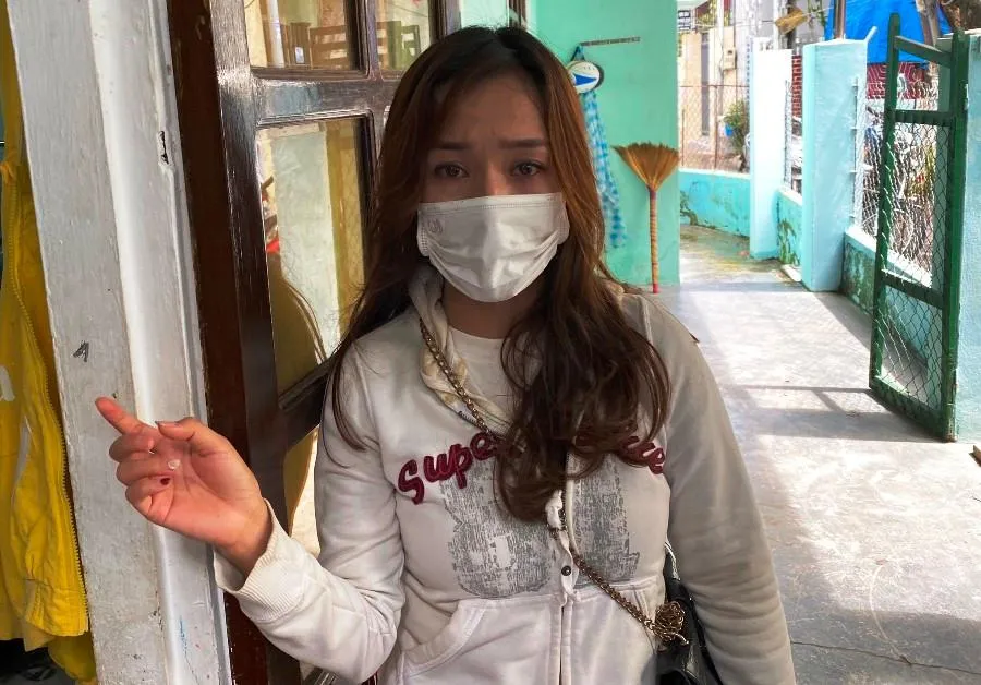 Chị H kể về việc con mình bị đánh bầm tím. Ảnh: HẢI HIẾU Chị H kể về việc con mình bị đánh bầm tím. Ảnh: HẢI HIẾU