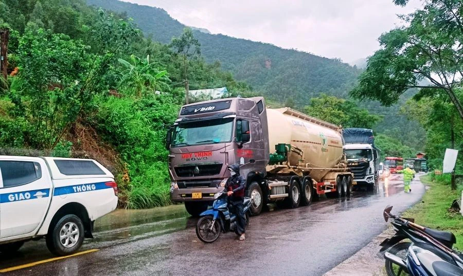 Các phương tiện di chuyển qua Quốc lộ 14B bị ách tắc kéo dài. Ảnh: HẢI HIẾU