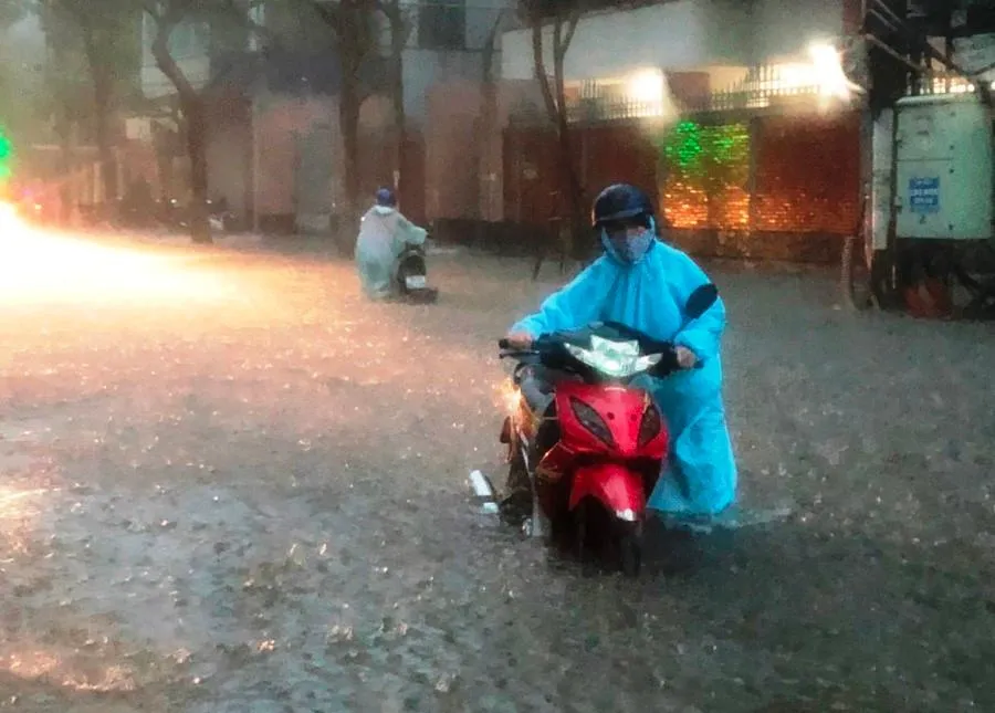 Nhiều tuyến đường trung tâm TP Đà Nẵng bị ngập nặng khiến nhiều xe chết máy. Ảnh: NGÔ QUANG Nhiều tuyến đường trung tâm TP Đà Nẵng bị ngập nặng khiến nhiều xe chết máy. Ảnh: NGÔ QUANG