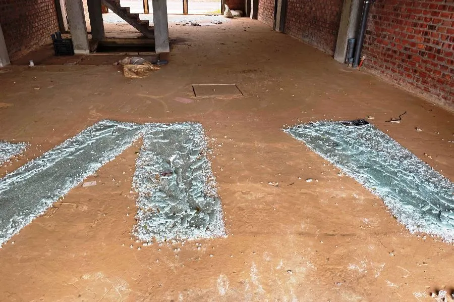 Kẻ trộm đập vỡ kính để lấy khung nhôm xingfa. Ảnh: HẢI HIẾU Kẻ trộm đập vỡ kính để lấy khung nhôm xingfa. Ảnh: HẢI HIẾU