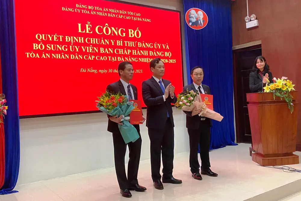 Ông Nguyễn Văn Tiến, Phó Chánh án TAND Tối cao trao quyết định cho hai Ủy viên Ban chấp hành Đảng bộ TAND Cấp cao tại Đà Nẵng. Ảnh: HẢI HIẾU Ông Nguyễn Văn Tiến, Phó Chánh án TAND Tối cao trao quyết định cho hai Ủy viên Ban chấp hành Đảng bộ TAND Cấp cao tại Đà Nẵng. Ảnh: HẢI HIẾU