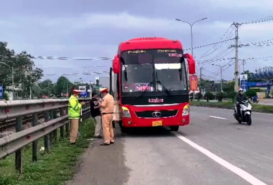 Xe khách vi phạm bị lực lượng CSGT tạm giữ. Ảnh: H.H