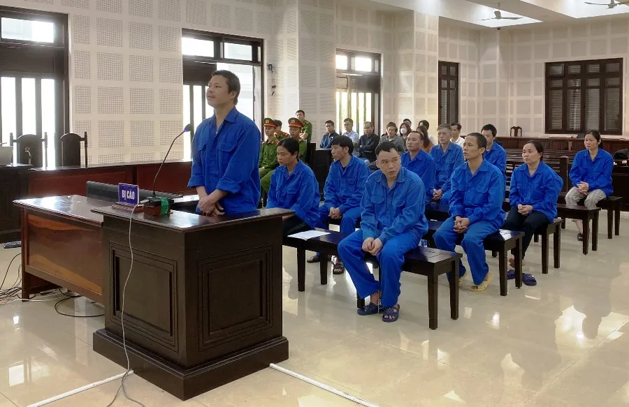 Chủ mưu vụ án Vũ Quý Lãm (đứng) cùng các đồng phạm tại phiên tòa. Ành: HẢI HIẾU