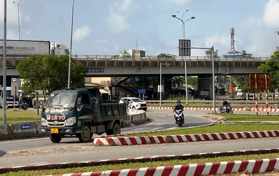 Nhiều xe máy đi vào làn ô tô rất dễ xảy ra tai nạn tại đường gom này. Ảnh: HẢI HIẾU Nhiều xe máy đi vào làn ô tô rất dễ xảy ra tai nạn tại đường gom này. Ảnh: HẢI HIẾU