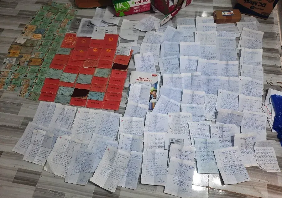 Những giấy ghi nợ, giấy tờ tùy thân là tang vật vụ án. Ảnh: H.H Những giấy ghi nợ, giấy tờ tùy thân là tang vật vụ án. Ảnh: H.H