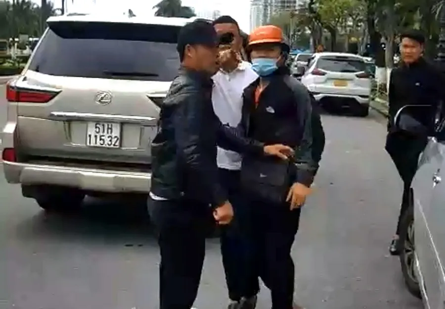 Nhóm người đi trên hai ô tô giật điện thoại của ông Q. Ảnh cắt từ clip Nhóm người đi trên hai ô tô giật điện thoại của ông Q. Ảnh cắt từ clip
