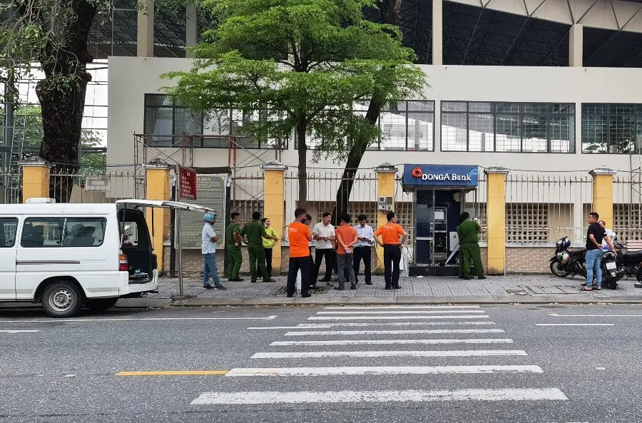 Lực lượng chức năng khám nghiệm hiện trường. Ảnh: H.H Lực lượng chức năng khám nghiệm hiện trường. Ảnh: H.H