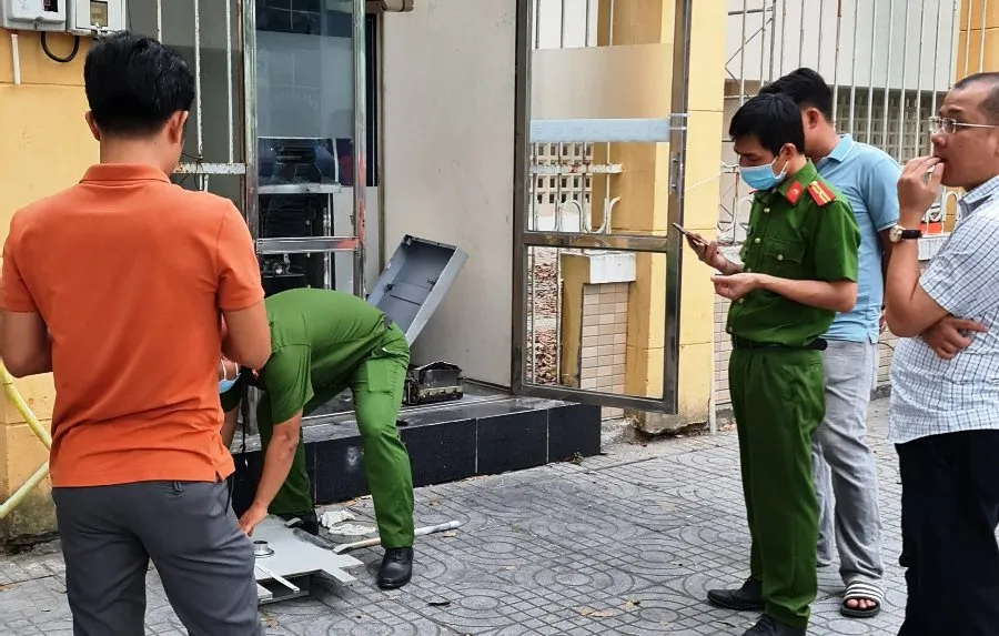 Trụ ATM bị cạy phá nhiều phần. Ảnh: H.H