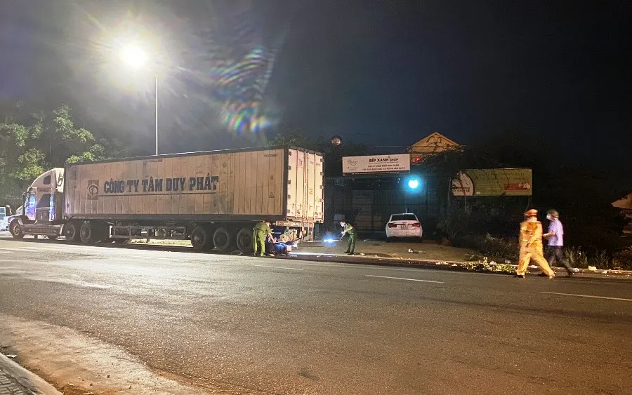 Lực lượng chức năng khám nghiệm hiện trường vụ tại nạn. Ảnh: H.H